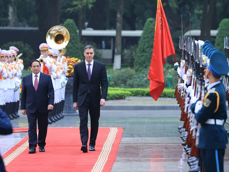 范明正总理与佩德罗·桑切斯首相出席欢迎仪式。（图片来源：baochinhphu.vn）