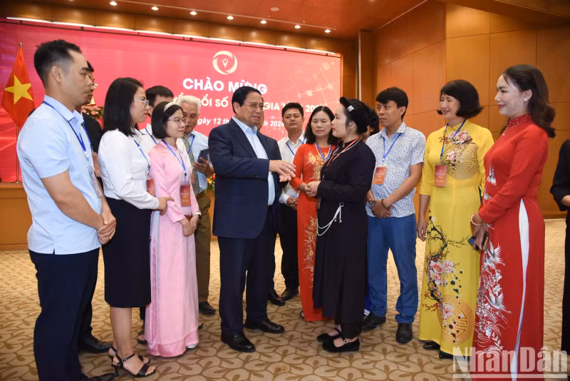 范明正总理和各位代表交流。 范明正总理和各位代表交流。