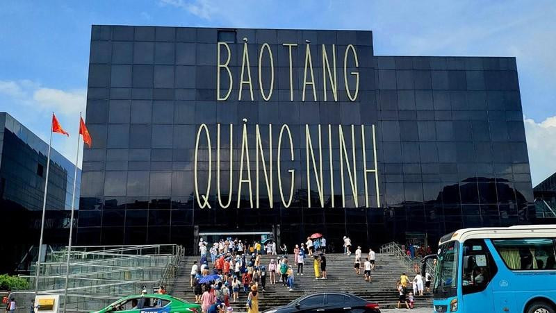 附图：众多人前来参观广宁博物馆。