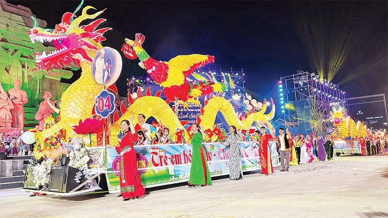 宣光省街道在中秋节之夜。