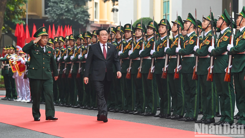 国会主席王廷惠走访边防部队司令部拜年。
