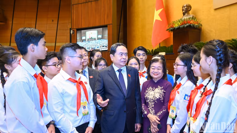 国会主席陈青敏和与会代表。