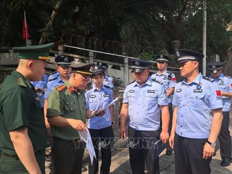 两国职能力量办理四名非法入境的中国人的移交手续。（图片来源：越通社）