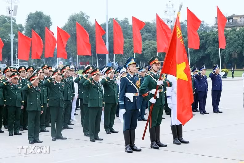 代表们向国旗敬礼。（图片来源：越通社）