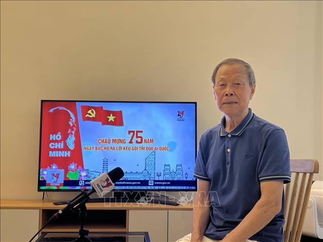 李明汉先生接受记者的采访。（图片来源：越通社）