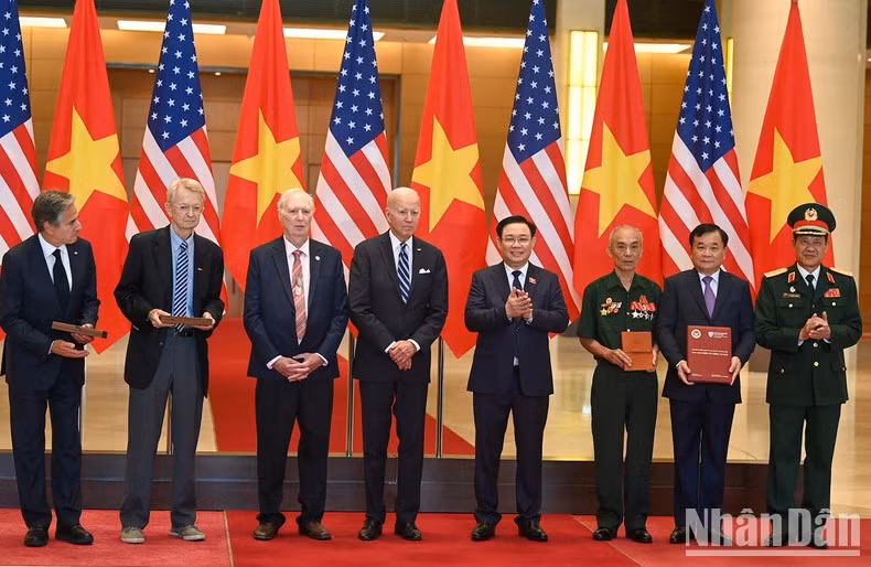越南国会主席王廷惠和美国总统乔·拜登共同见证两国国防部、老兵协会之间的战争遗物互赠仪式。