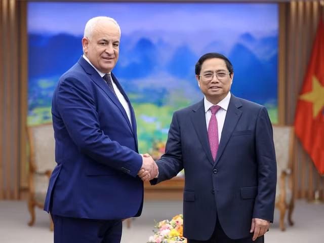 越南政府总理范明正会见巴勒斯坦内政部长。（图片来源：越通社）