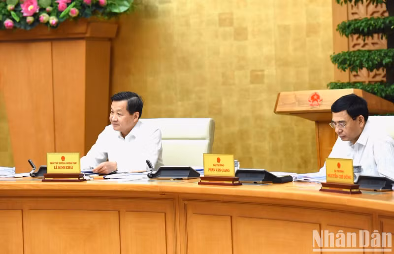 越南政府副总理黎明慨出席会议。