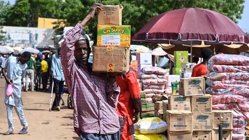 人们在尼日尔尼亚美市场上搬运食物。（图片来源：越通社）