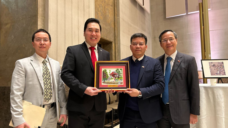 双方代表合影。（图片来源：信息报）