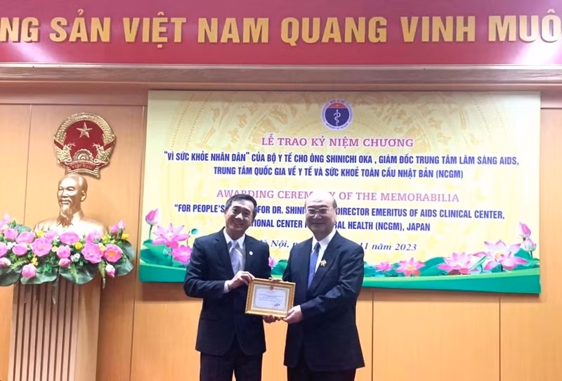 冈新一教授、博士荣获“致力于人民健康”纪念章。