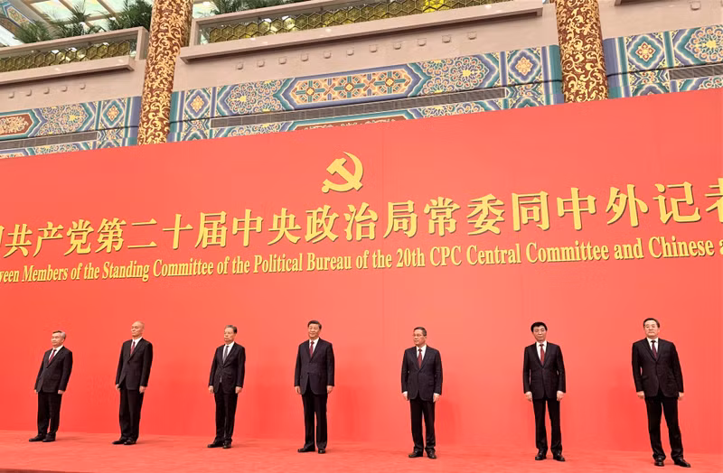 中共二十届中央政治局常委亮相。（杜有兴 摄）