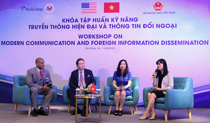 各位代表出席培训班开班仪式。（图片来源：danang.gov.vn）