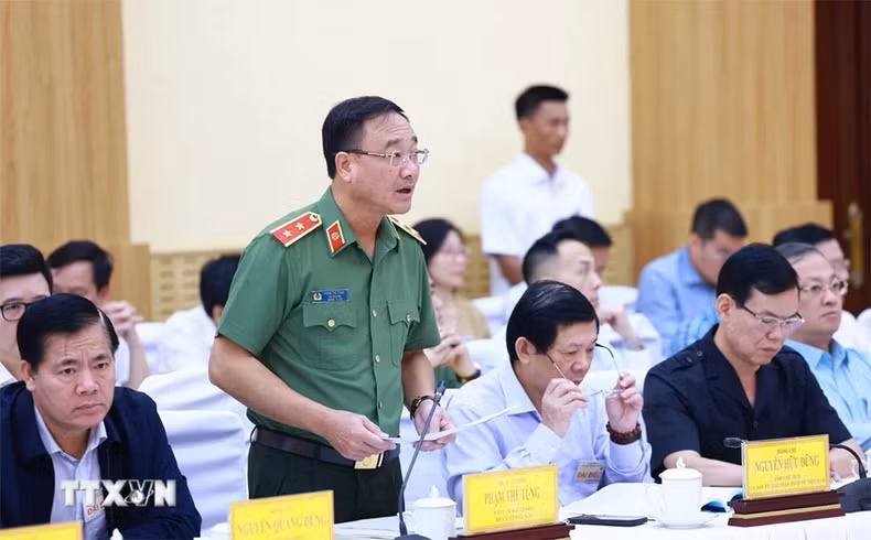 公安部副部长范世松中将汇报西原地区的安全秩序情况。