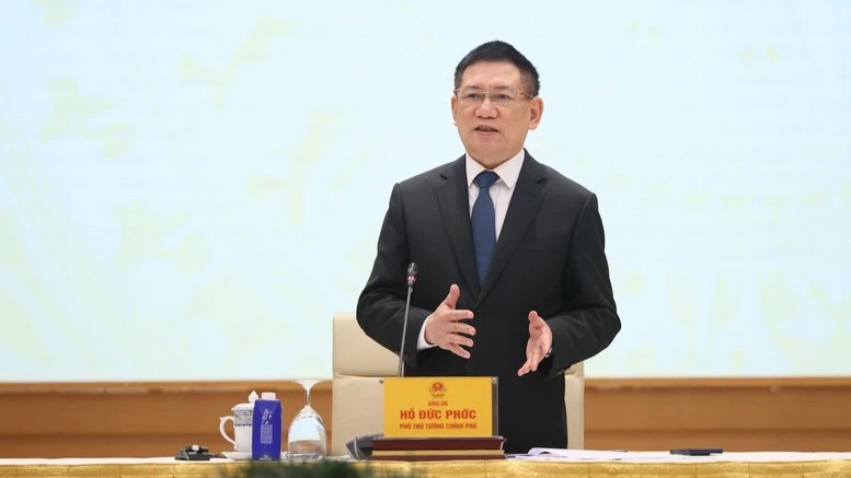 越南政府副总理胡德福在会议上发表讲话。
