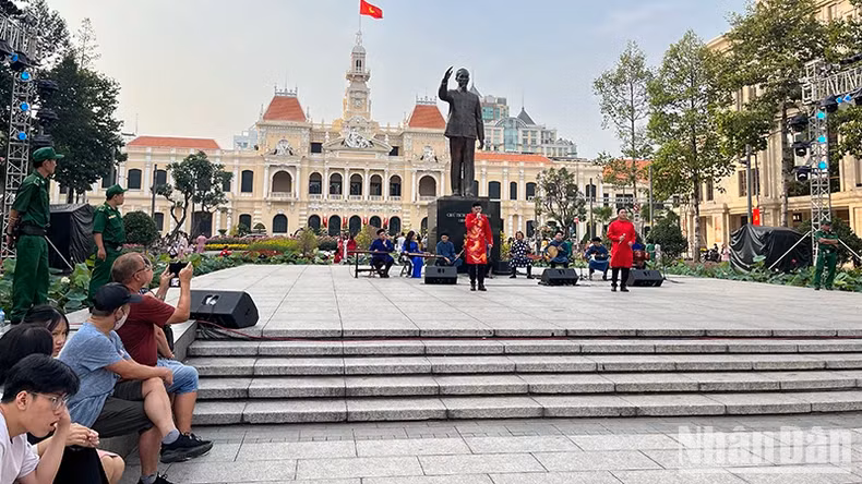 人们在胡志明市胡志明主席塑像公园欣赏文艺表演。