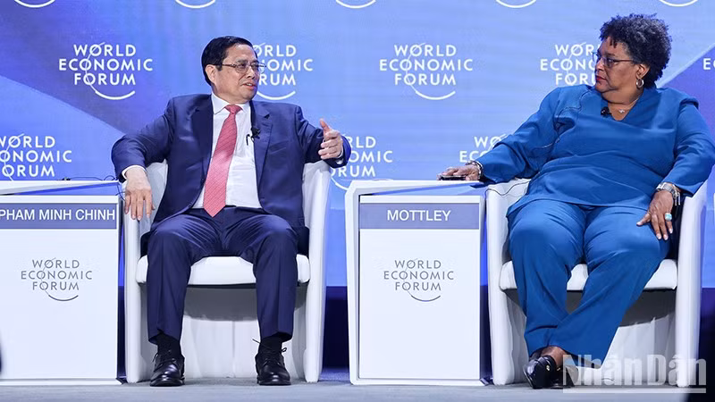 范明正总理在世界经济论坛的一场讨论会上发表讲话。