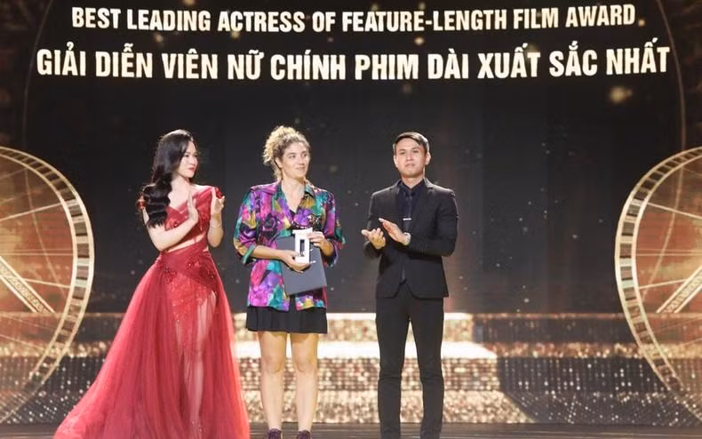 巴西《帕洛玛》电影摄制组代表演员Kika Sina荣获最佳女主角奖。