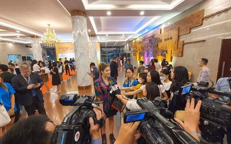 巴西《帕洛玛》电影摄制组代表回答媒体记者的提问。