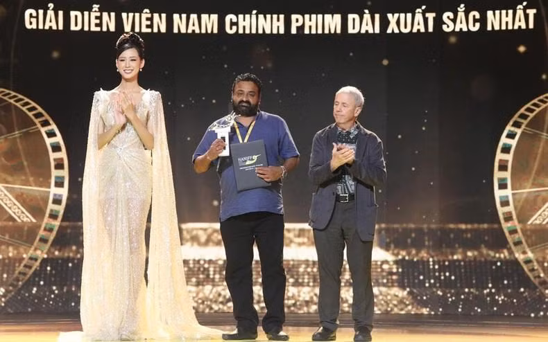 《Maariyna》电影摄制组代表荣获最佳男主角奖。