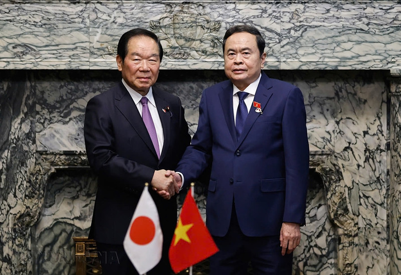 越南国会主席陈青敏和日本众议院议长额贺福志郎。（图片来源：qdnd.vn）