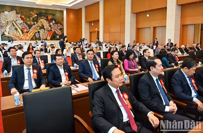 各部门、行业、地方领导出席仪式。 各部门、行业、地方领导出席仪式。