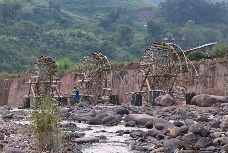 流过拿麆村的南拜（Nậm Bai）溪。