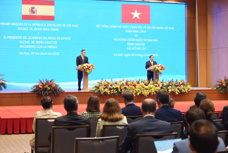 越南政府总理范明正与西班牙首相佩德罗·桑切斯举行了联合新闻发布会。