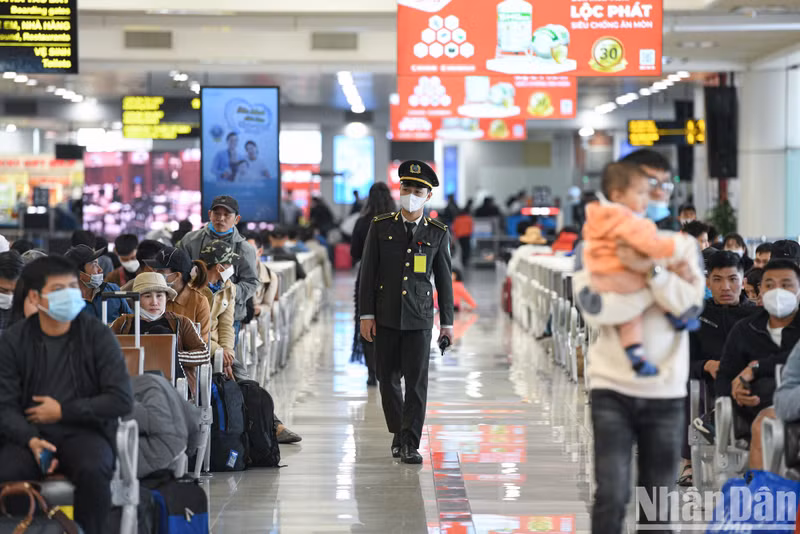在春节高峰期，进出内排机场的旅客人数增加，因此，越南航空局指示从1月16日至1月28日进行1级安全检查。
