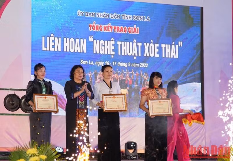 山罗省领导向获奖者颁发奖状。