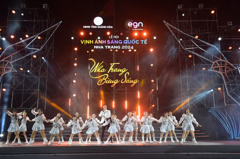 2024年芽庄国际灯光海湾节开幕式上的节目。（图片来源：baokhanhhoa.vn）