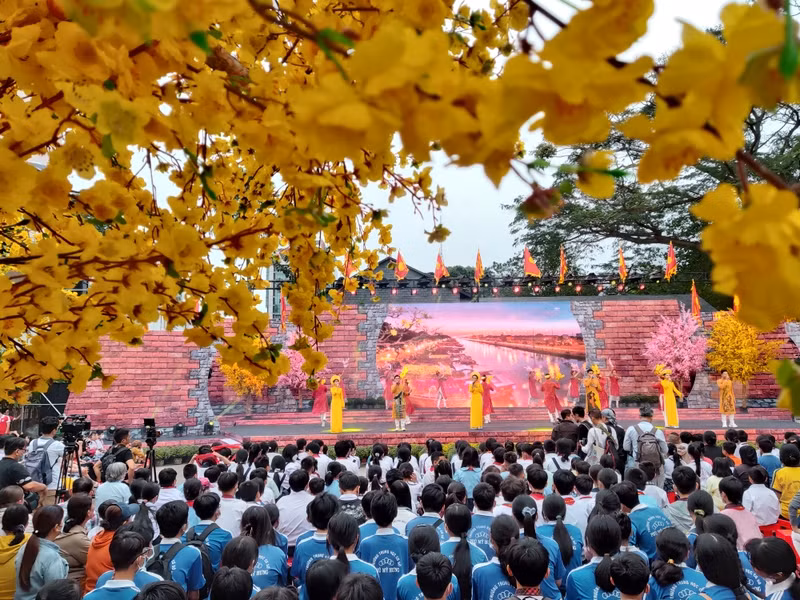 2023年喜迎民族传统春节活动开幕式场景。（图片来源：新河内报）