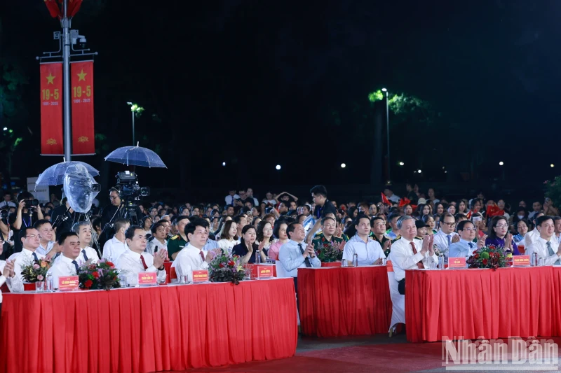 党和国家领导出席“他老人家是胡志明”特别文艺晚会。