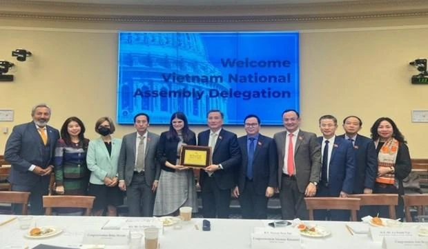 黎光辉先生与美国众议院科学，空间与技术委员会代表合影。（图片来源：越通社）