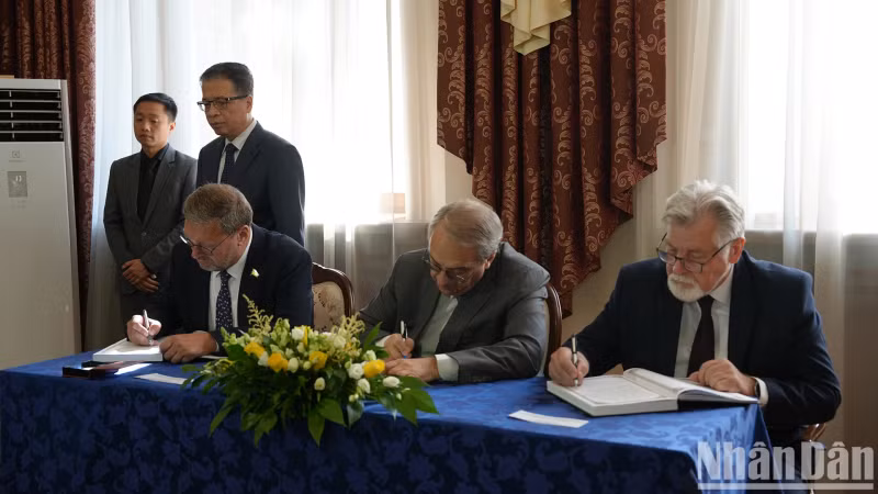 俄罗斯联邦委员会(上议院)副主席康斯坦丁•科萨切夫和俄罗斯副外长波格丹诺夫在吊唁簿上留言。 俄罗斯联邦委员会(上议院)副主席康斯坦丁•科萨切夫和俄罗斯副外长波格丹诺夫在吊唁簿上留言。