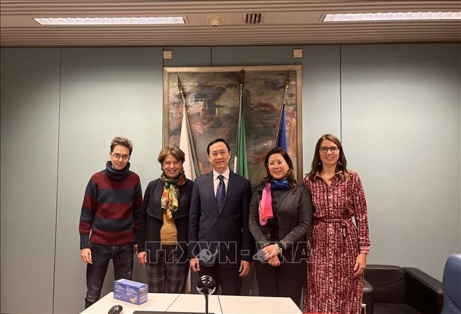 越南驻意大利大使杨海兴会见艾米利亚-罗马涅大区人民议会副主席赞巴尼·席尔瓦。（图片来源：越通社）