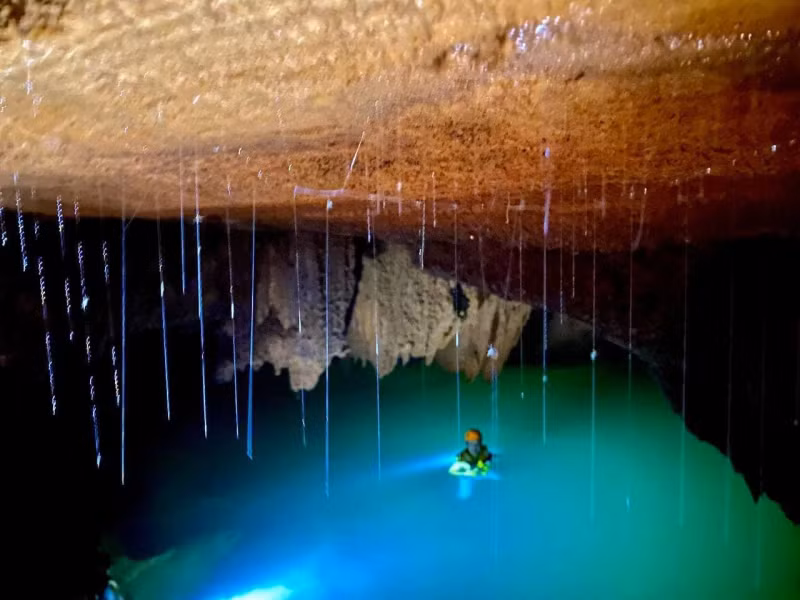 这一湖水清澈碧绿的巨湖暂时被命名为“悬浮湖”。