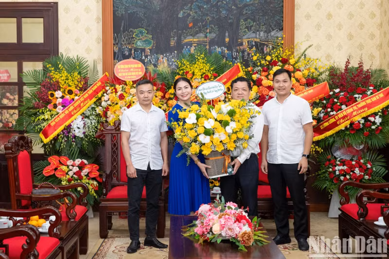 越南合作拍卖公司代表团前来祝贺《人民报》社。