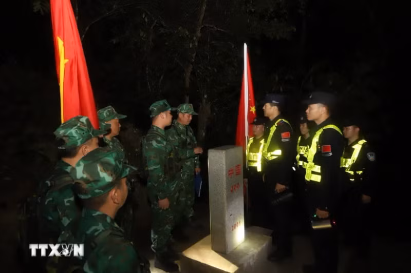 越中两国首次进行夜间边境地区联合巡逻。（图片来源：越通社）
