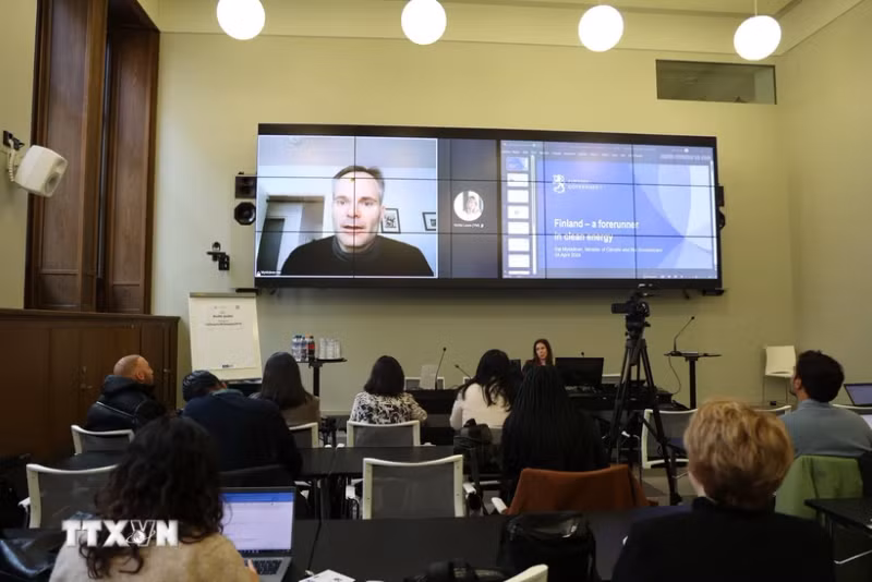 芬兰气候与环境部长凯·米卡宁通过视频会见参加“芬兰气候解决方案”项目的记者。（图片来源：越通社）
