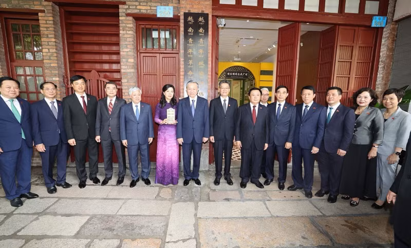 越共中央总书记、国家主席苏林和夫人及各位代表在越南青年革命同志会旧址合影。