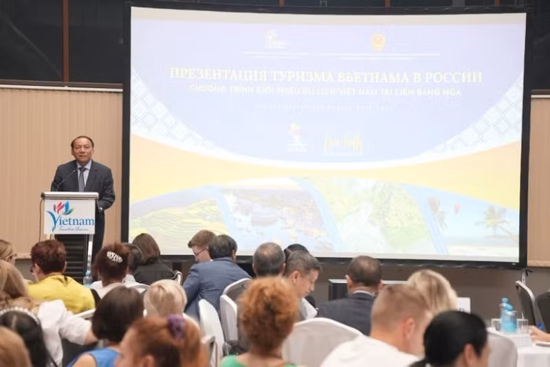 越南国家旅游局代表在越南旅游推介会上发表讲话。（图片来源：越通社）