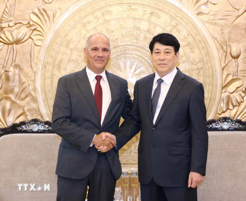 越共中央政治局委员、中央书记处常务书记梁强会见葡萄牙共产党总书记保罗·雷蒙多。（图片来源：越通社）