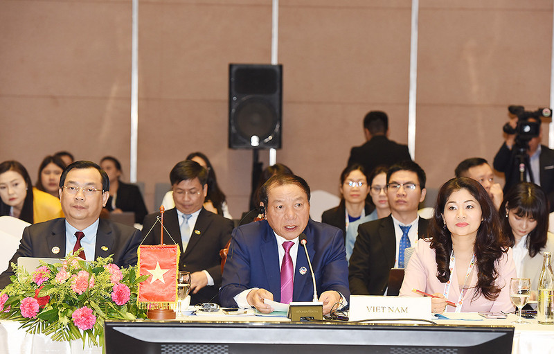 越南文化体育旅游部部长阮文雄率团与会。