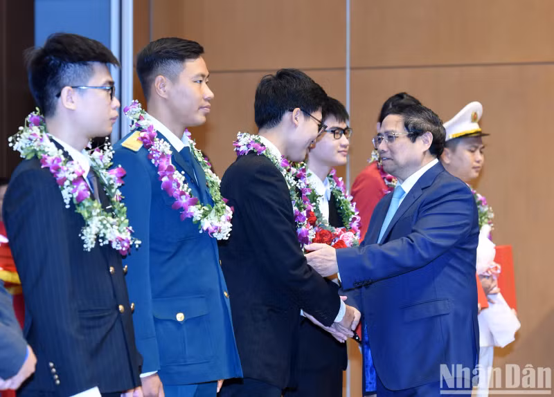 政府总理范明正向9名模范青年赠送礼物。 政府总理范明正向9名模范青年赠送礼物。