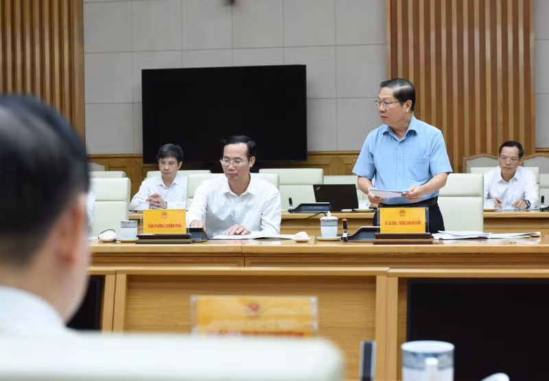 劳动荣军社会部代表发表讲话。