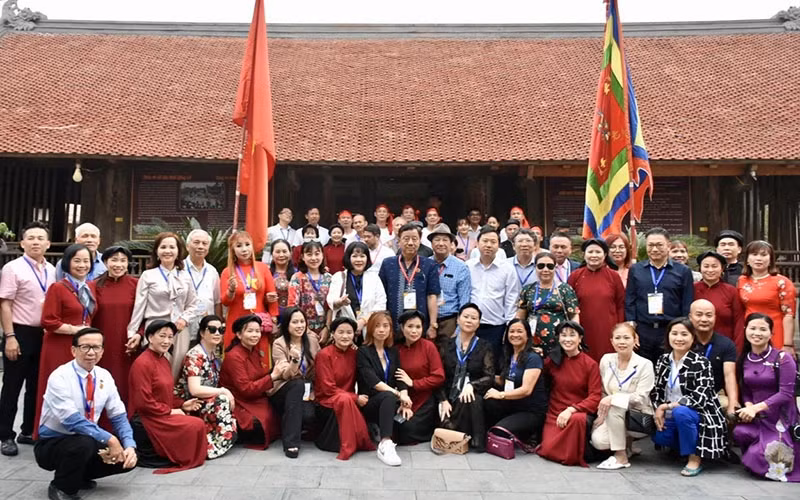 归国参加2023年雄王忌日的越南侨胞代表团。