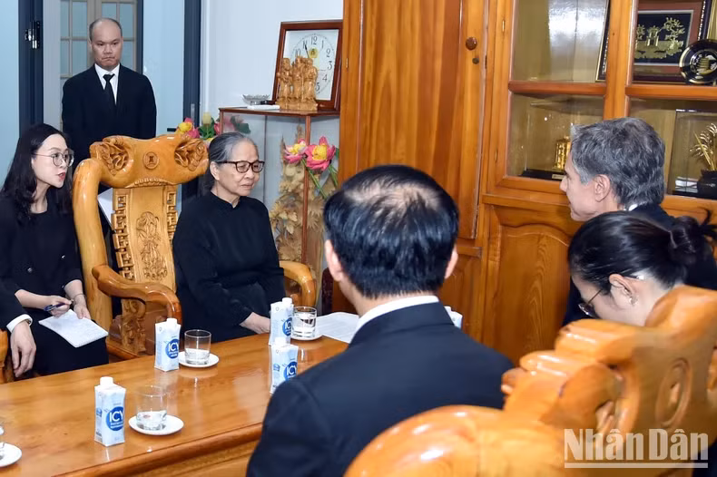阮富仲总书记夫人吴氏敏对美方、美国总统乔·拜登本人和美国国务卿安东尼·布林肯对阮富仲总书记的美好感情表示感慨。