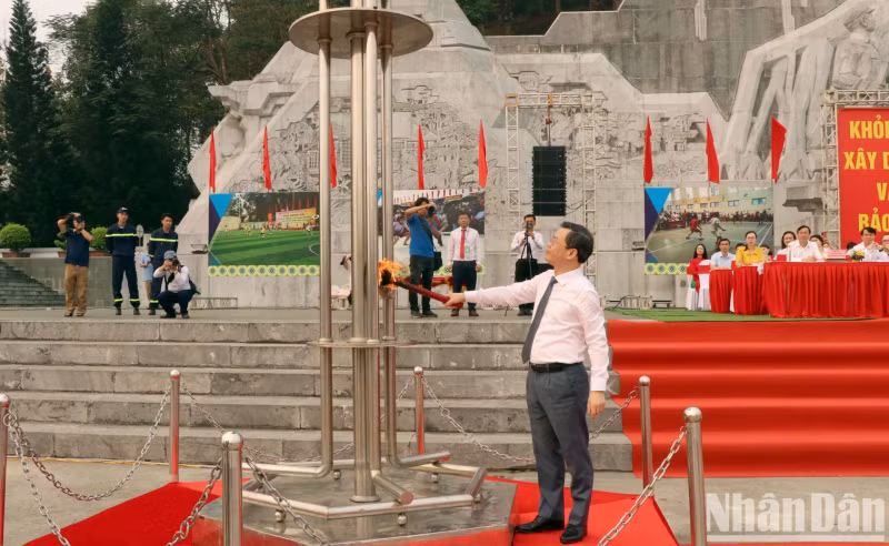 宣光省人民委员会主席阮文山在扶董健康节上点燃火炬。