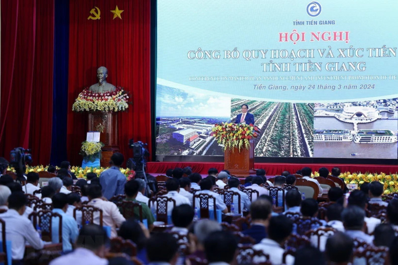 越南政府总理范明正率政府工作代表团莅临前江省调研期间，于3月24日上午出席《2021-2030年前江省规划和2050年愿景》公布暨前江省投资促进会议并发表讲话。（图片来源：越通社）